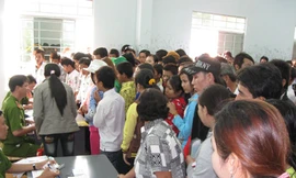 Hàng ngàn người chen nhau làm giấy CMND