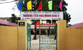 Phụ huynh đóng tiền để trả nợ cho phường?