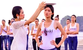 Xuân Lan nghiêm khắc khi dạy catwalk