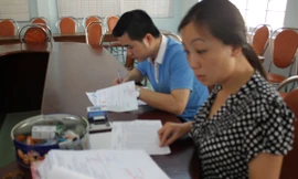 Kiểm tra hồ sơ đăng ký tuyển sinh lớp 1 tại trường tiểu học Nguyễn Thái Học, TP Vũng Tàu