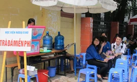 Cảnh bán hàng ăn trên vỉa hè Ảnh: Hồ Thu