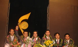 Ngô Văn Mạnh (ngoài cùng bên trái) và nhóm nghiên cứu nhận giải nhất Nhân tài Đất Việt 2010