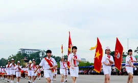 Dũng sĩ nhí báo công 'Nghìn việc tốt'