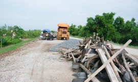 Dự án đê tả sông Hồng (Hưng Yên) cuối năm 2012 phải bàn giao nhưng nay mới chỉ thực hiện được trên 10% khối lượng