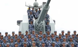 Ông Tập Cận Bình (giữa) cùng binh lính Trung Quốc trên một tàu của nước này ở biển Đông. (Ảnh: SCMP)