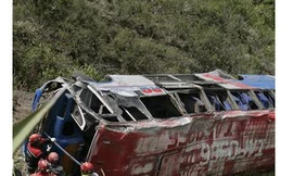 Xe buýt lao vào khe núi, 50 người thương vong