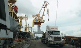 Giá dầu diesel ngang giá xăng, vận tải hạng nặng kêu khó 