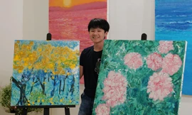 Xèo Chu với tác phẩm của mình 