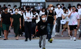 Người dân đeo khẩu trang trên đường phố Tokyo