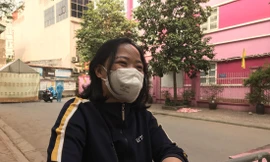 Chị Nguyễn Thị Bích Liên (trạm Y tế phường Giáp Bát, Hoàng Mai, Hà Nội) trao đổi với phóng viên Tiền Phong qua rào chắn khu thu dung điều trị F0 thể nhẹ Ảnh: Trường Phong