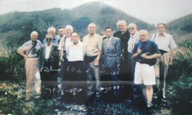 Đoàn cựu tù binh Pháp Mặt trận Đường 4 thăm lại chiến trường Điện Biên. Ông Đặng Văn Việt - thứ 6 từ trái sang 