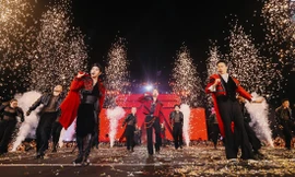 Thấy gì từ hiện tượng cuồng các 'anh trai': Kỹ nghệ nhào nặn thần tượng