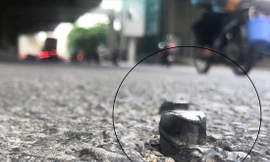 Nhiều mũi đinh nhô cao trên đường Hồ Tùng Mậu 