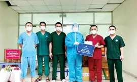 Chủ tịch Quỹ thiện nguyện Hồng Phúc trao quà cho Đoàn cán bộ y tế tỉnh Sơn La làm nhiệm vụ Bệnh viện dã chiến thu dung số 12 