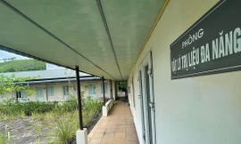 Dân sống khổ sở cạnh 'bệnh viện ma' 