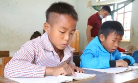 Một tiết học của học trò bản Búng 