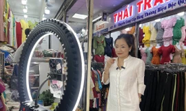 Tiểu thương chợ truyền thống lên mạng bán hàng Tết 