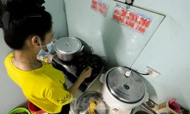 Nữ đầu bếp của nhóm 22 LĐ tự do thất nghiệp “mắc kẹt” tại Hà Nội hiện sống ở phường Dương Nội (quận Hà Đông, Hà Nội) Ảnh: Hoàng Mạnh Thắng 