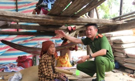 Trưởng Công an xã bỏ tiền túi xây nhà cho hộ nghèo 
