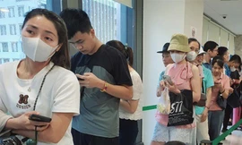 Nhu cầu mua lớn, vàng có sẵn trong kho 