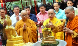 Nghi lễ tắm Phật trong lễ hội Bunpimay 