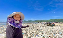 Rác thải 'bủa vây' đầm nước mặn Sa Huỳnh 