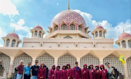 Hướng dẫn viên du lịch Lưu Việt Dũng (cầm cờ) mong chờ hỗ trợ của Nhà nước để vượt qua khó khăn vì COVID-19 Ảnh: Nhân vật cung cấp 