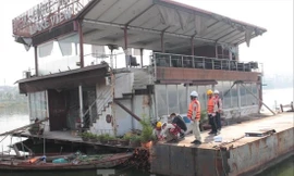 Cưỡng chế di dời 4 'tàu ma' cuối cùng khỏi hồ Tây 