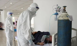  Các bệnh viện điều trị COVID-19 ở TPHCM đang kêu về tình trạng thiếu trang thiết bị, đặc biệt là máy thở ảnh: Vân Sơn 