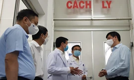 Bộ trưởng Bộ Y tế Nguyễn Thanh Long kiểm tra khu điều trị bệnh nhân COVID-19 Ảnh: Vân Sơn 