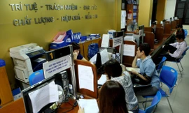 Rất nhiều người phải khai báo thay đổi thông tin với cơ quan thuế khi đổi sang CCCD (người dân thực hiện thủ tục thuế tại Cục Thuế Hà Nội) Ảnh: Như Ý 