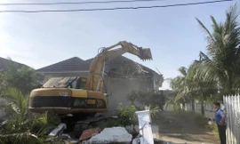 Phá dỡ hai biệt thự xây trái phép ở Phú Quốc