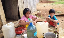 Hai con của anh Đinh Văn Dũng bơ vơ vì thiếu mẹ 