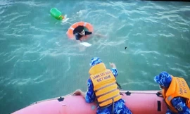 Hé lộ góc khuất cò ngư dân đi biển: Người bán vé số trôi giữa đại dương 