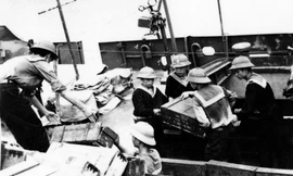 Cán bộ, chiến sĩ Đoàn 125 nhận hàng lên tàu không số để vận chuyển cho chiến trường miền Nam. Ảnh: T.L 