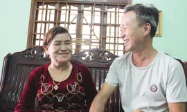 Bà Minh hạnh phúc bên người con trai nuôi Ảnh: H.V