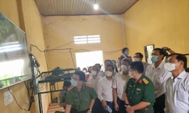 Thứ trưởng Bộ Y tế Nguyễn Trường Sơn kiểm tra phòng dịch tại tỉnh Tiền Giang ngày 27/4 Ảnh: Tuấn Dũng 