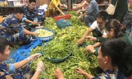 Tổ hậu cần trên tàu KN-290 chuẩn bị bữa ăn chiều cho các đại biểu 