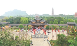 Phía sau một đại gia xây chùa ăn chay trường