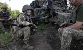 Lính Ukraine mò mẫm với vũ khí hiện đại 