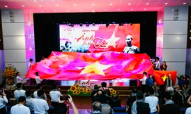 Trên cung đường biên giới - Kỳ 4: Chuyện lá cờ Lũng Cú