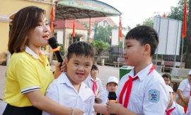 Cảm động tình bạn đẹp của hai học sinh 