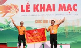 HLV Bùi Lương thay mặt Bà Rịa-Vũng Tàu nhận cờ đăng cai Tiền Phong Marathon 2022 tổ chức tại Côn Đảo từ nhà báo Lê Xuân Sơn, Tổng biên tập báo Tiền Phong, trưởng BTC giải. Ảnh: Như Ý 