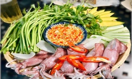 Về phố biển 'đu trend' cuốn mực tươi rau muống