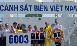 Học sinh Trường Tiểu học An Thới 3, huyện Phú Quốc (Kiên Giang) được trải nghiệm trên tàu Cảnh sát biển 