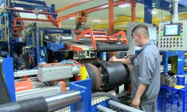 Công nhân tại doanh nghiệp triển khai “3 tại chỗ” ở Bình Dương Ảnh: Hương Chi