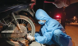 Không muốn người khác nhìn vào ống kính cảm ơn 