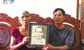 Bà Siu Phil bên di ảnh anh hùng A Sanh 