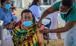 Một phụ nữ ở Uganda được tiêm vắc xin ngừa COVID-19 Ảnh: AP 
