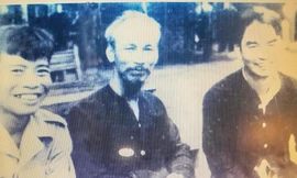 Bác Hồ với Lê Giản (phải) và Phạm Hùng (trái) ở Việt Bắc năm 1950